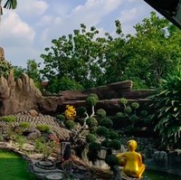 Sosok KH Ali Mursyid dikenal sebagai tokoh agama yang cukup disegani masyarakat Madiun. Wafat pada 2007, ia meninggalkan sebuah rumah unik yang dilengkapi fasilitas rumah ibadah untuk lima agama. (Foto: YouTube/Gus Tran)