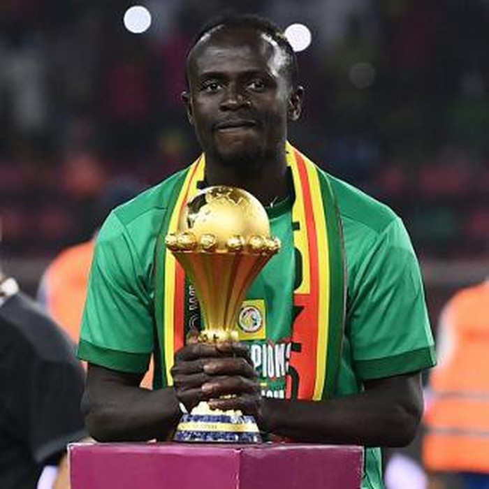 Senegals forward Sadio Mane holds the trophy prior to the ceremony after winning after the Africa Cup of Nations (CAN) 2021 final football match between Senegal and Egypt at Stade dOlembe in Yaounde on February 6, 2022. (Photo by CHARLY TRIBALLEAU / AFP)