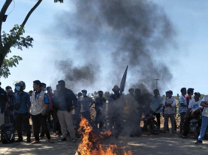 Sekelompok pemuda membakar ban di depan Sirkuit Mandalika