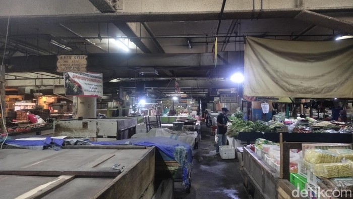 Situasi lapak pedagang di bagian basemen Pasar Baru Bandung