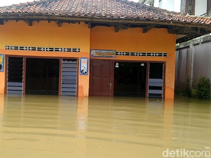 Suasana banjir di Dusun Tugurejo, Desa Pait Kecamatan Siwalan, Kabupaten Pekalongan, Selasa (8/2/2022).