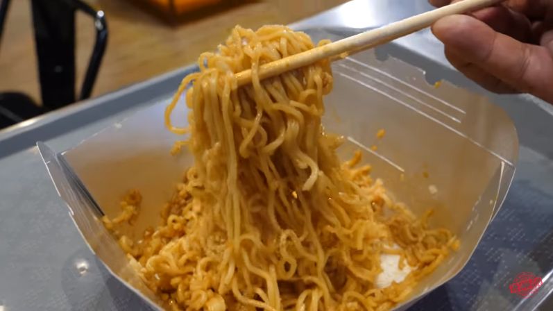 Swalayan Mie Instan di Thailand Jual Indomie dan Tawarkan Masak Self-Service.