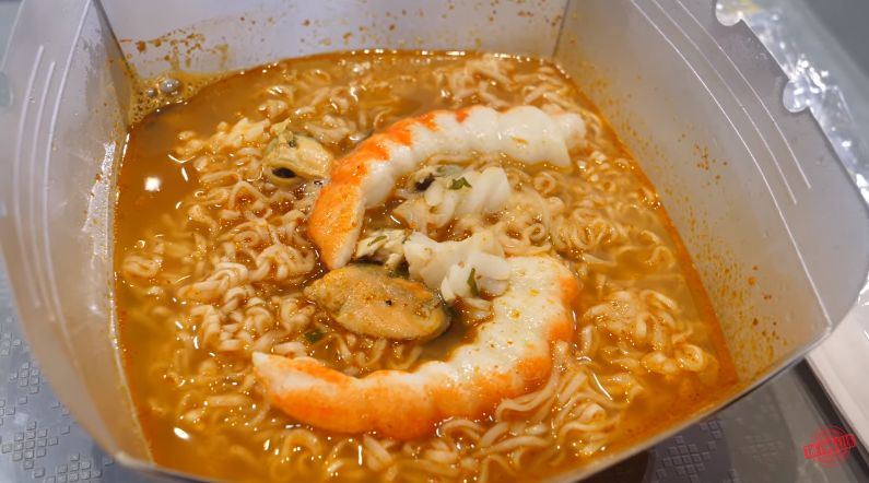 Swalayan Mie Instan di Thailand Jual Indomie dan Tawarkan Masak Self-Service.