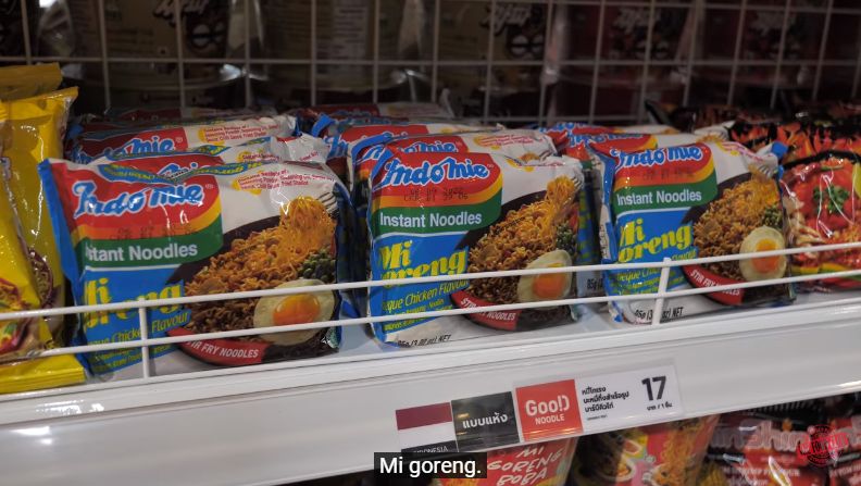 Swalayan Mie Instan di Thailand Jual Indomie dan Tawarkan Masak Self-Service.