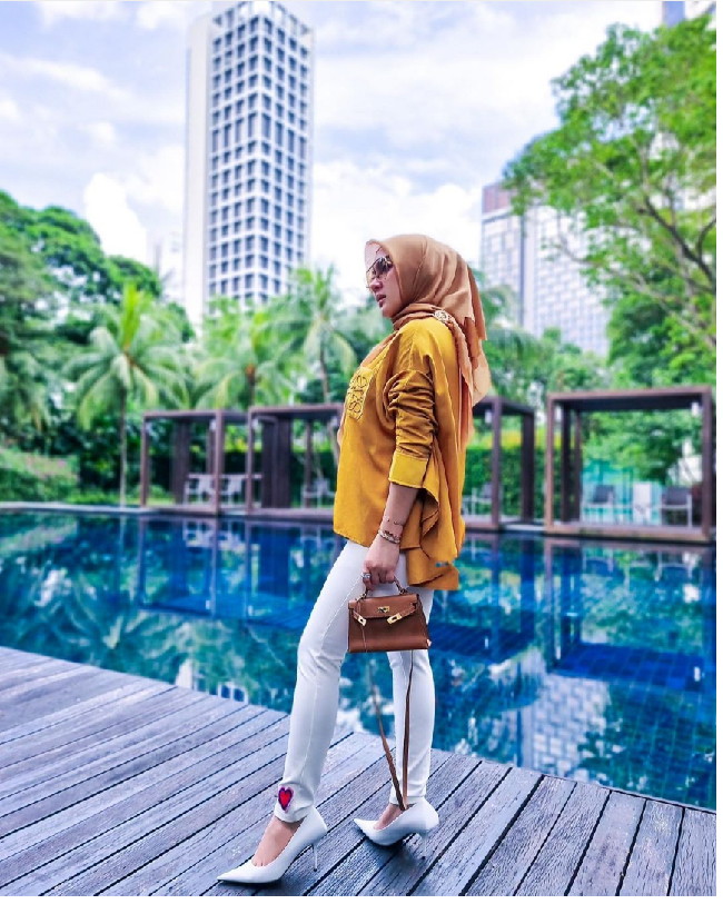 Menuliskan Singapura sebagai lokasi fotonya, Syahrini bergaya dengan latar kolam renang sambil membawa tas Hermes Kelly ukuran kecil yang harganya lebih dari Rp 400 juta. Foto: Dok. Instagram