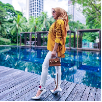 Menuliskan Singapura sebagai lokasi fotonya, Syahrini bergaya dengan latar kolam renang sambil membawa tas Hermes Kelly ukuran kecil yang harganya lebih dari Rp 400 juta. Foto: Dok. Instagram