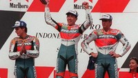 Tiga pembalap Repsol Honda Tadayuki Okada, Mick Doohan dan Alex Criville naik podium GP Indonesia 1997 di Sirkuit Sentul. Tadayuki Okada dari Jepang sukses mengalahkan Mick Dohan dan Alex Criville di kelas 500cc atau MotoGP. (AFP/STR)