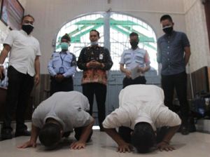Sujud Syukur Iringi Bebasnya 2 Terdakwa Kasus Tenggelamnya KMP Yunicee