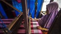 Perajin menyelesaikan pembuatan sarung tenun khas Samarinda.