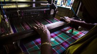 Kain tenun tersebut merupakan salah satu kerajinan tangan khas Samarinda yang dijual seharga Rp 250 ribu hingga Rp 500 ribu tergantung motif pesanan.
