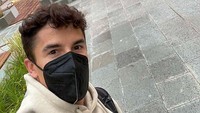 Marc Marquez nggak mau ketinggalan. Rider berkebangsaan Spanyol ini langsung berpose di depan instalasi tulisan Lombok setibanya di Bandar Udara Internasional Lombok Zainuddin Abdul Madjid. Foto: Dok. Instagram/marcmarquez93