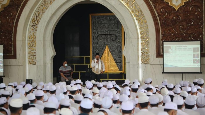 Tim Tabligh Polres Tasikmalaya Kota saat berkunjung ke pesantren Al Idrisiyyah Cisayong.