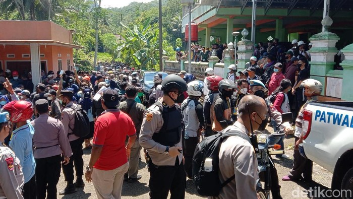 TNI-Polisi kawal pengukuran lahan proyek Bendungan Bener di Desa Wadas, Purworejo, Selasa (8/2/2022).