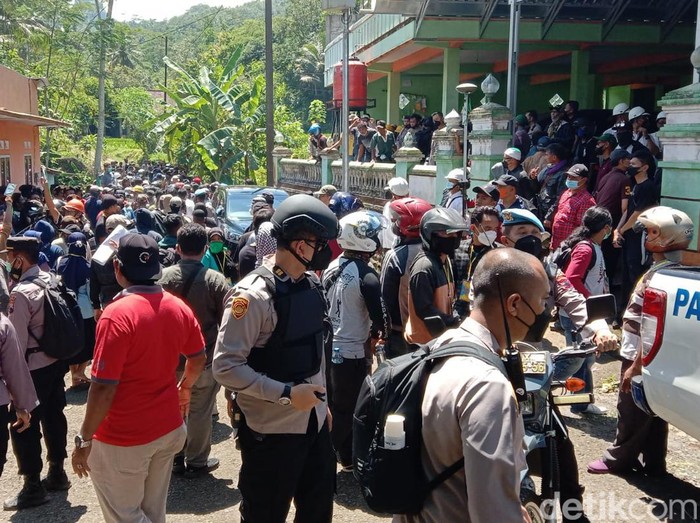 TNI-Polisi kawal pengukuran lahan proyek Bendungan Bener di Desa Wadas, Purworejo, Selasa (8/2/2022).