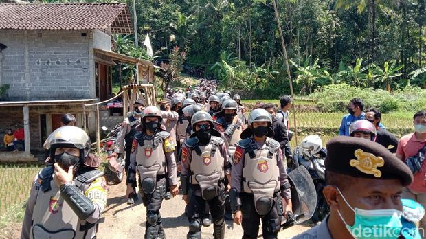 TNI-Polisi kawal pengukuran lahan proyek Bendungan Bener di Desa Wadas, Purworejo, Selasa (8/2/2022).