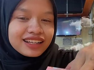 Viral Wanita Bikin Review Blush On Malah Pamer Ayang, Jomblo Auto Iri