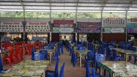 Di bagian belakang vihara ada kantin yang menjual aneka makanan. Wajib coba Choi Pan dan menyeruput kopi di sini. Sedap! Wisatawan pun banyak yang ke sini buat kulineran.
