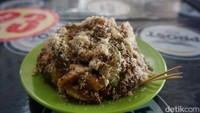 Ada juga rujak buah Thai Phui Ji yang wajib dicoba. Rasanya unik dengan suiran daging cumi kering di atasnya.