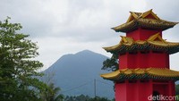 Dari lantai teratas vihara, traveler bisa melihat indahnya pemandangan Gunung Poteng dan Kulor. Pemandangannya begitu syahdu dan menenangkan.