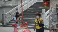 Di lantai terbawah vihara ada altar dimana pengunjung bisa membakar hio dan berdoa. Vihara ini juga disebut Vihara Kulor, karena lokasinya berada di kampung Kulor, tepatnya di Jalan Sanggau Kulor, Singkawang Timur.