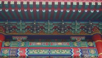 Vihara ini dihiasi dengan ukiran yang indah sekali. Jika dilihat dengan detail, ada ukiran naga di sana. Warna hiasannya didominasi merah, kuning emas, biru dan hijau.