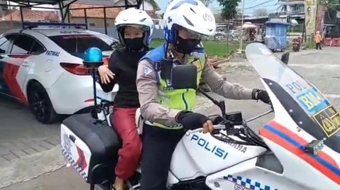 Viral Ibu Ngidam Minta Naik Motor Polisi di Garut