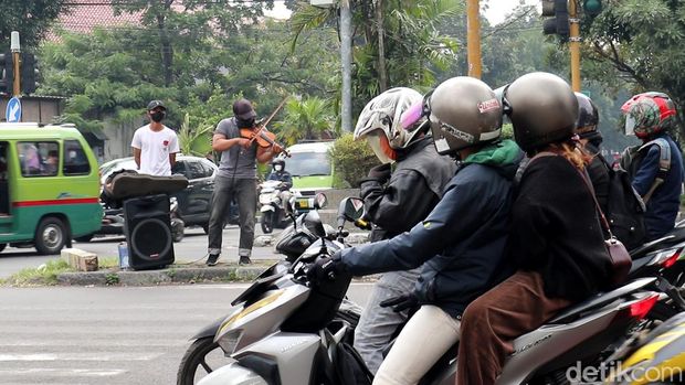 Pengamen di Kota Bandung, Jawa Barat mendadak viral di media sosial berkat aksinya bermain biola dengan membawakan lagu Canon Rock hingga OST film anime Naruto.