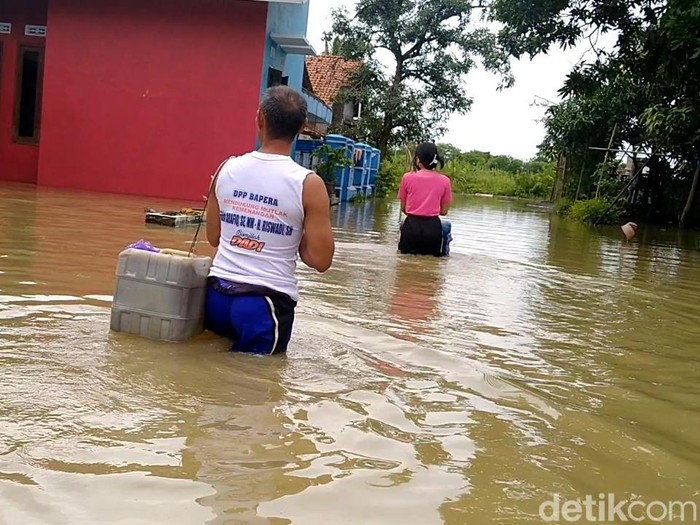 Warga korban banjir di Dusun Tugurejo, Desa Pait, Kecamatan Siwalan, Kabupaten Pekalongan kesulitan air bersih, Selasa (8/2/2022).