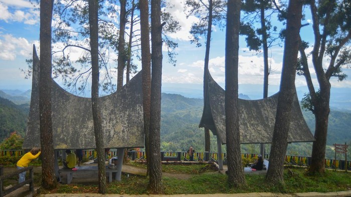 Pengunjung melihat monumen bersejarah di Puncak Pato, Lintau Buo Utara, Kabupaten Tanah Datar, Sumatera Barat, Selasa (8/2/2022). Selain dapat menikmati panorama alam, objek wisata Puncak Pato merupakan lokasi bersejarah tempat pengambilan Sumpah Satiah Bukit Marapalam yang menghasilkan kesepakatan antara kaum adat dan kaum agama di Minangkabau. ANTARA FOTO/Iggoy el Fitra/wsj.