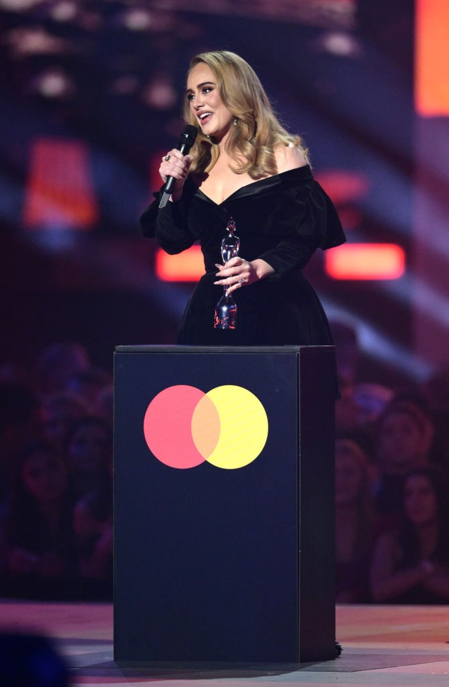 Di Brit Awards 2022, Adele berhasil membawa pulang tiga penghargaan, yakni Song of the Year, Artist of the Year, dan Album of the Year. Terima kasih, sekali lagi aku berada di tengah orang-orang hebat. Terima kasih kepada semua rekan kerjaku. Namun, aku mau mendedikasikan penghargaan ini untuk anakku dan ayahnya, karena album ini tentang mereka, ujar Adele saat menerima piala untuk Album of the Year, penghargaan ketiganya malam itu. (Foto: Getty Images/Gareth Cattermole)