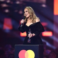 Di Brit Awards 2022, Adele berhasil membawa pulang tiga penghargaan, yakni Song of the Year, Artist of the Year, dan Album of the Year. Terima kasih, sekali lagi aku berada di tengah orang-orang hebat. Terima kasih kepada semua rekan kerjaku. Namun, aku mau mendedikasikan penghargaan ini untuk anakku dan ayahnya, karena album ini tentang mereka, ujar Adele saat menerima piala untuk Album of the Year, penghargaan ketiganya malam itu. (Foto: Getty Images/Gareth Cattermole)