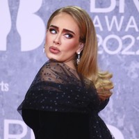 Turut melengkapi gayanya, sepasang anting berlian onyx dari Lorraine Schwartz. Tidak ketinggalan, sebuah cincin berlian berbentuk hati. (Foto: Joel C Ryan/Invision/AP)