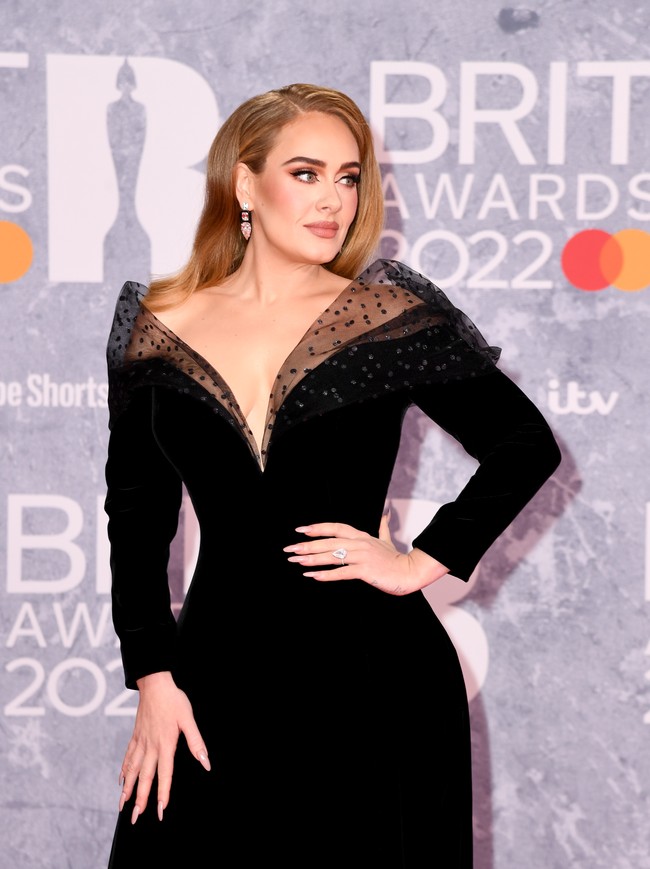 Cincin yang melingkar di jari manis tangan kiri Adele itu pun menjadi perbincangan hangat di internet. Adele disebut-sebut telah bertunangan dengan kekasihnya, Rich Paul. (Foto: Getty Images/Gareth Cattermole)