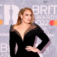 Cincin yang melingkar di jari manis tangan kiri Adele itu pun menjadi perbincangan hangat di internet. Adele disebut-sebut telah bertunangan dengan kekasihnya, Rich Paul. (Foto: Getty Images/Gareth Cattermole)