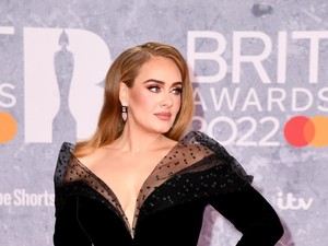Adele Muncul di Brit Awards 2022 dengan Cincin Berlian, Digosipkan Tunangan