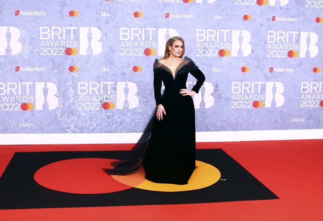 Terinspirasi dari koleksi Autumn/Winter 2019 Couture, gaun lengan panjang yang didesain khusus untuk Adele itu dilengkapi cape yang menjuntai. (Foto: Joel C Ryan/Invision/AP)