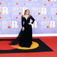 Terinspirasi dari koleksi Autumn/Winter 2019 Couture, gaun lengan panjang yang didesain khusus untuk Adele itu dilengkapi cape yang menjuntai. (Foto: Joel C Ryan/Invision/AP)