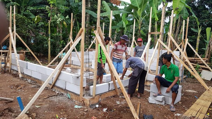 Agus Mustofa, penerima restorative justice mendapatkan bantuan pembangunan rumah dan modal usaha