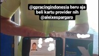 Aleix Espargaro juga kedapatan mampir ke konter pulsa untuk membeli kartu perdana. Foto: dok.Instagram