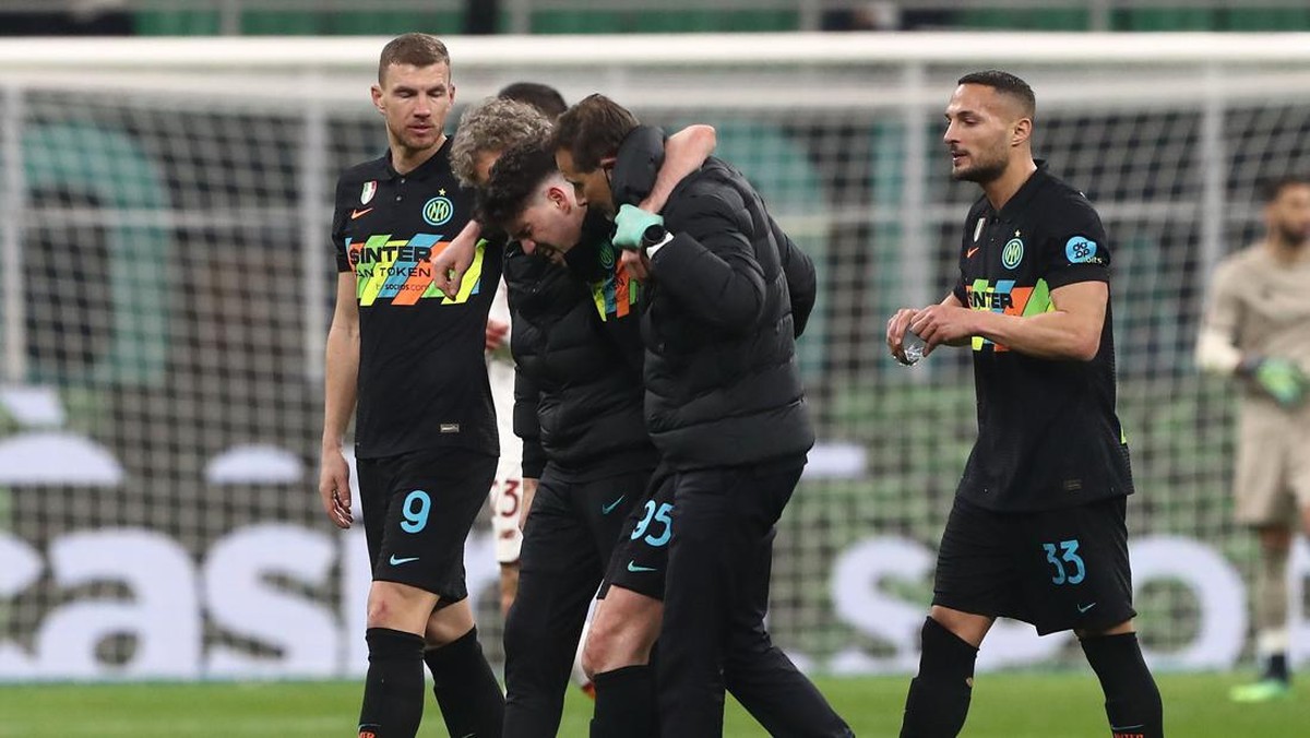 Alessandro Bastoni cedera engkel saat Inter Milan singkirkan AS Roma (Getty Images/Marco Luzzani)