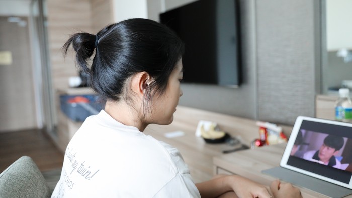 Amalia Cahaya Pratiwi Pebulutangkis ganda putri Amalia Cahaya Pratiwi menonton drama korea.
