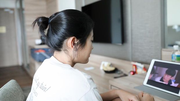 Pebulutangkis ganda putri Amalia Cahaya Pratiwi menonton drama korea.