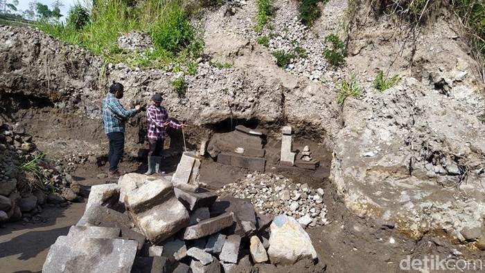 Penambang pasir menemukan susunan batu andesit yang diduga bangunan candi. Bebatuan itu ditemukan di kawasan Magelang.