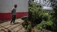 Dua bangunan ruang kelas dan perpustakaan di sekolah tersebut amblas akibat longsor dengan kedalaman 15 meter yang terjadi setelah hujan deras.