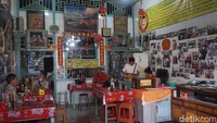 Yang uniknya lagi, warung ini memajang foto semua pesohor, artis hingga pejabat yang pernah makan di sini. Pelanggannya memang banyak sekali dari berbagai penjuru Indonesia.