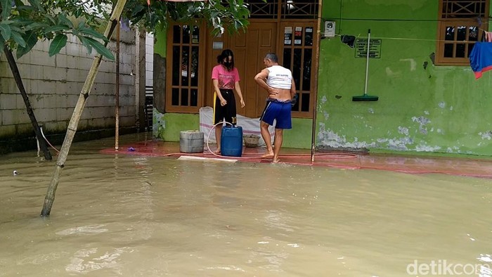 Banjir di kawasan Tugurejo, Pekalongan, mulai surut, Rabu (9/2/2022).