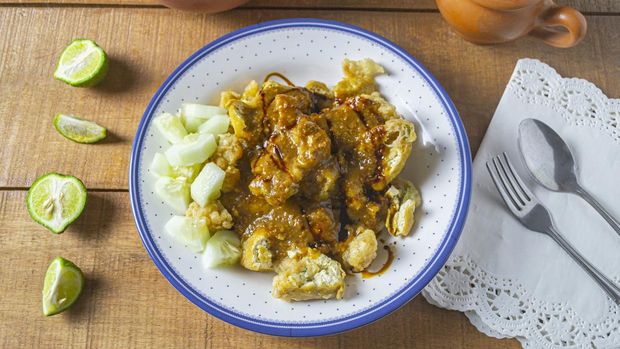 Delicious batagor or meatballs tofu is one of the popular indonesian traditional foods. Made from fish, tofu and peanut sauce. on wooden background