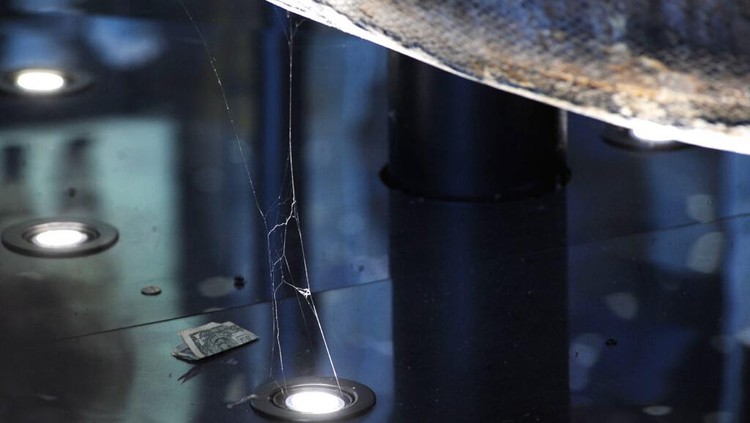 Bersih-bersih Apollo 16 Jelang Peringatan 50 Tahun ke Bulan Workers open the glass case enclosing the Apollo 16 lunar capsule at the U.S. Space and Rocket Center in Huntsville, Ala., on Tuesday, Feb. 1, 2022. Following a break in routine maintenance because of the COVID-19 pandemic, the museum is sprucing up the antique spaceship before events marking the 50th anniversary of its flight to the moon in 1972. (AP Photo/Jay Reeves)