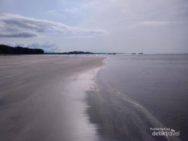 Pantai yang luas, landai dan berpasir halus