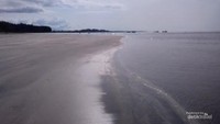 Pantai yang luas, landai dan berpasir halus